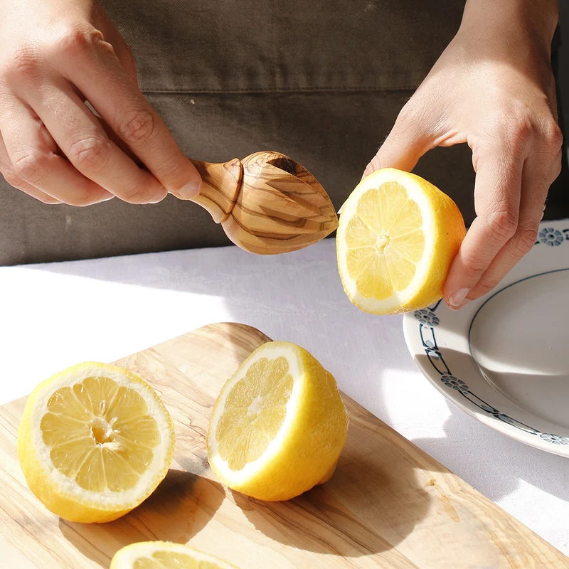 Presse-citron artisanal en bois d’olivier